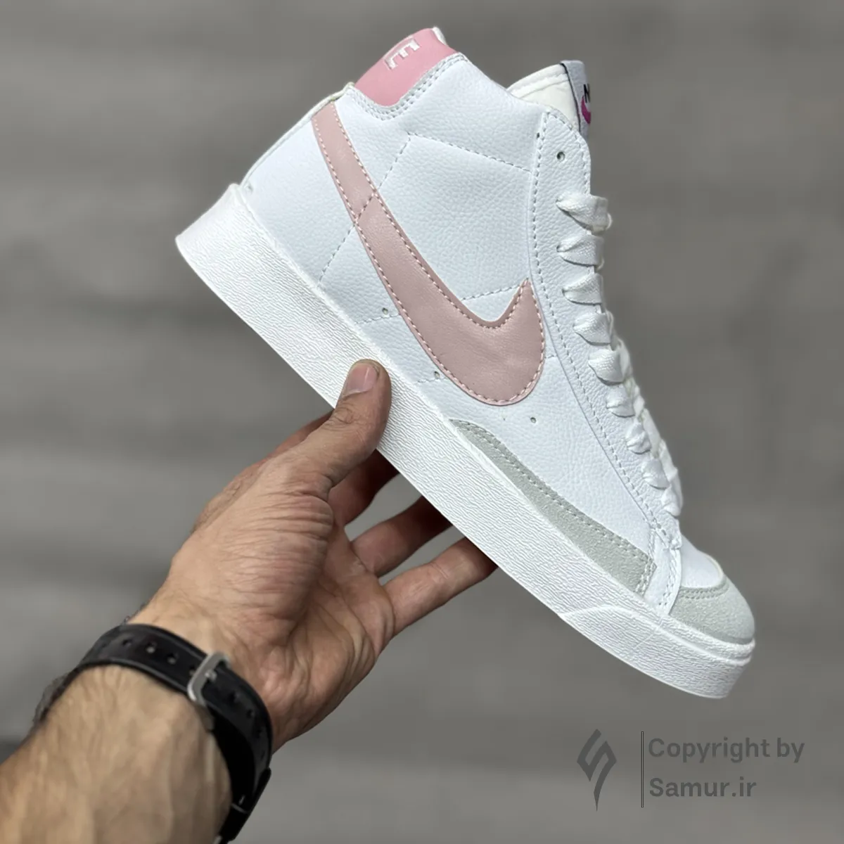 گالری تصاویر کتونی نایک بلیزر سفید صورتی ساقدار